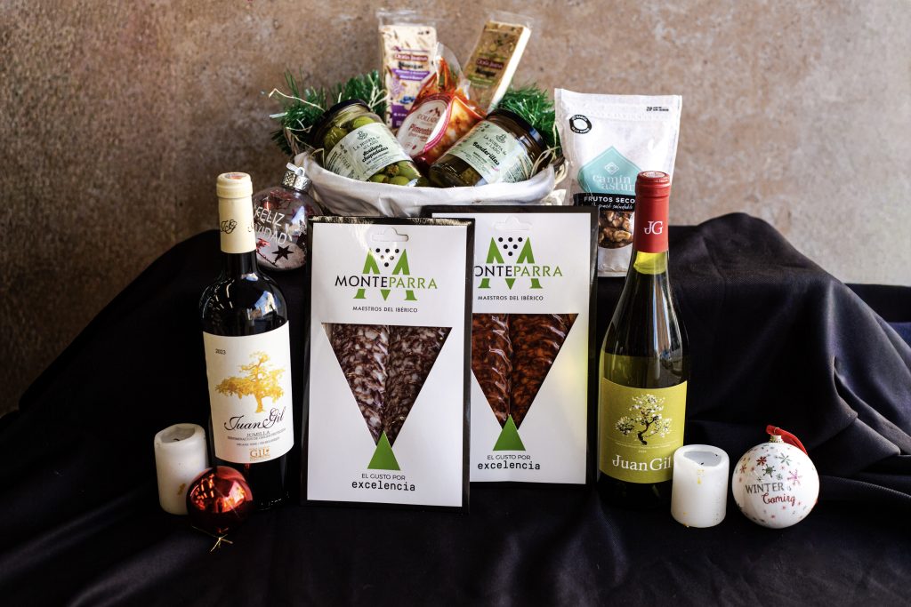 Small Christmas hamper with Juan Gil wines, charcuterie, goat cheese and Doña Jimena nougat