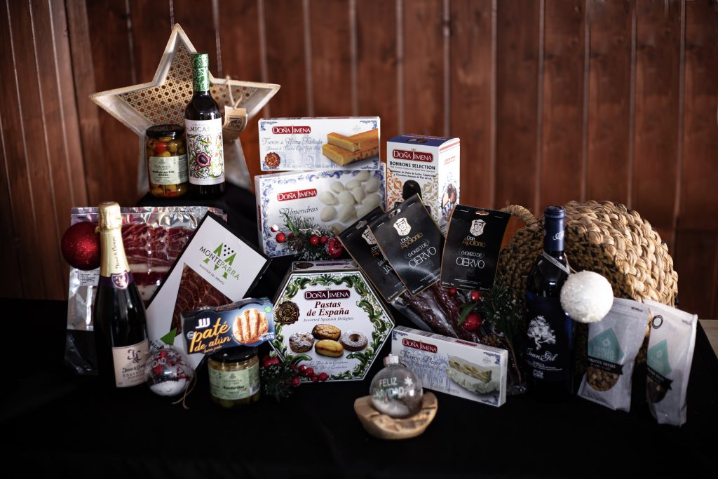 XL Christmas hamper with Reserva de la Familia, Juan Gil Blue, Manzanilla and premium Spanish delicacies