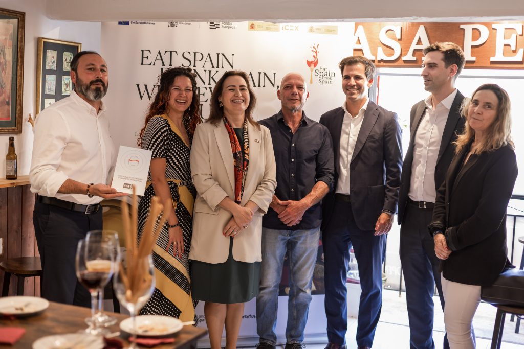 Iber&Co team receiving ICEX recognition for promoting Spanish gastronomy in Malta
